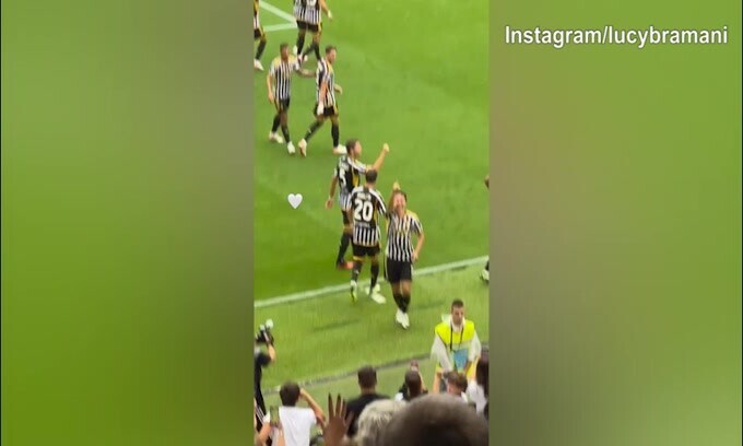 Juve, Chiesa segna: ecco il saluto alla sua lady in tribuna