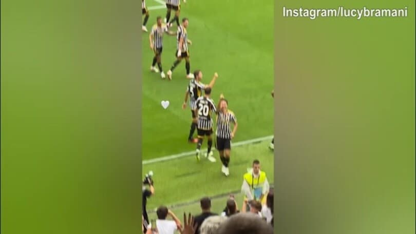 Juve, Chiesa segna: ecco il saluto alla sua lady in tribuna