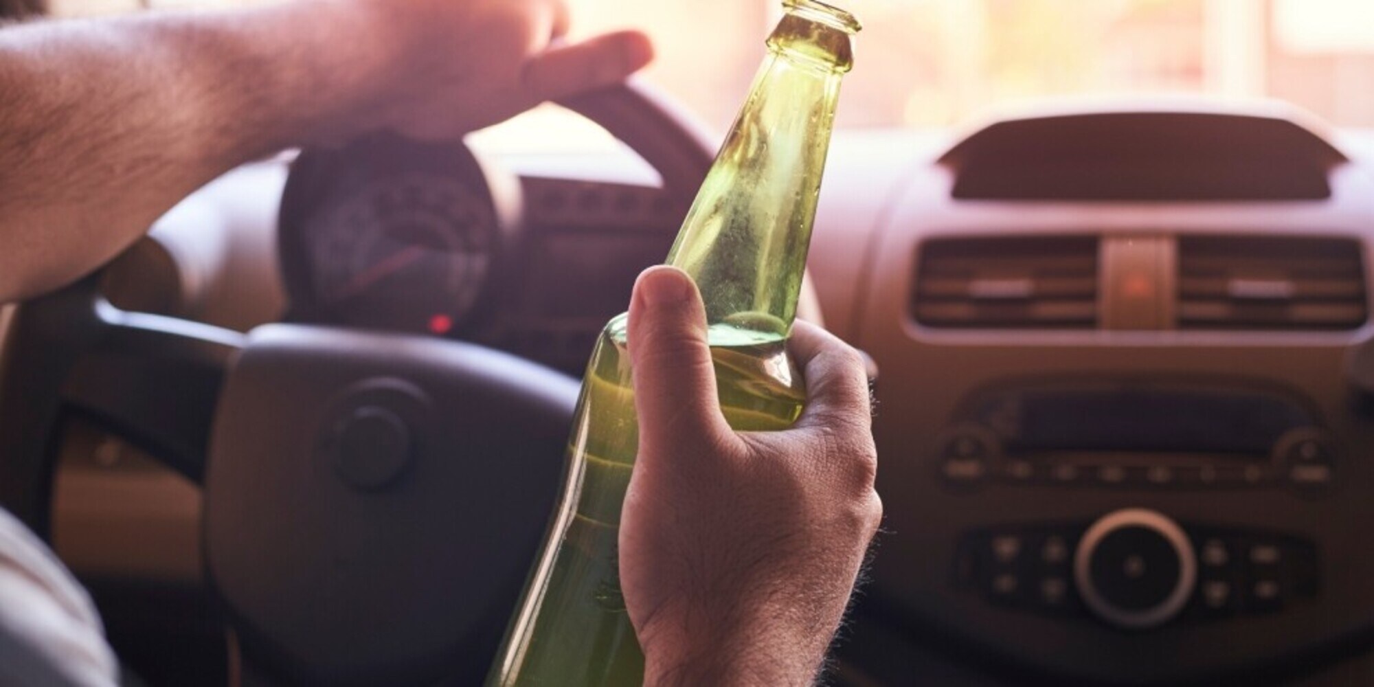 Ha l'auto parcheggiata male, esce a spostarla ma è ubriaco: il finale è folle