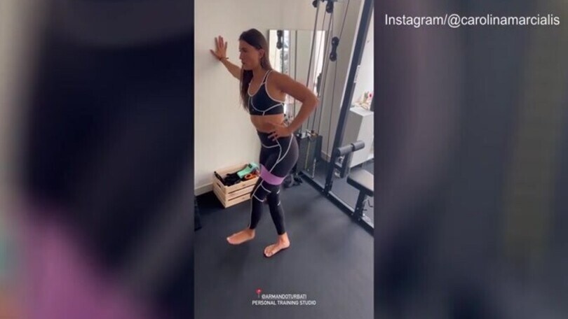 Palestra e sudore: Lady Cassano si allena con gli elastici