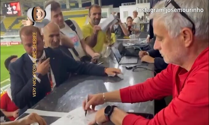 Roma, il bellissimo gesto di Mou verso i tifosi dello Sheriff