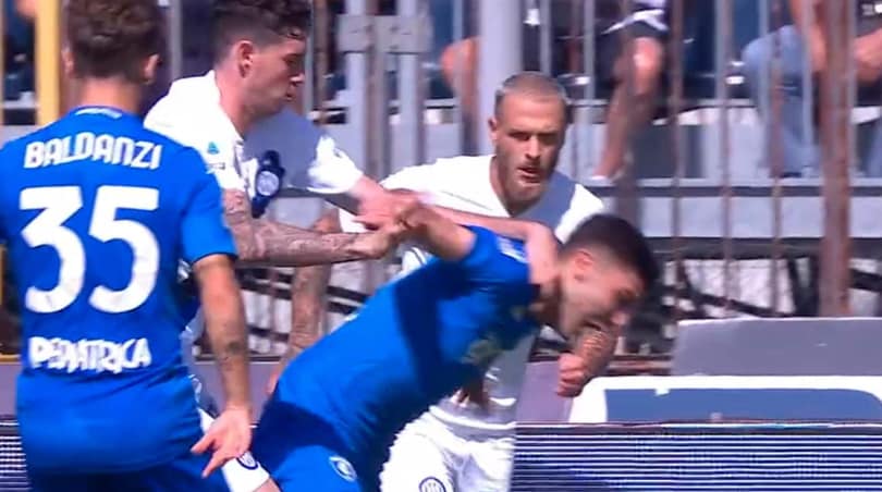 Bastoni su Cambiaghi in area Inter, tutto a posto per Marcenaro. Poi gol Dimarco