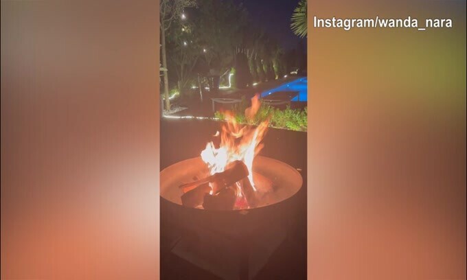 Fuoco acceso e foto...hot: ecco la domenica sera di Wanda Nara