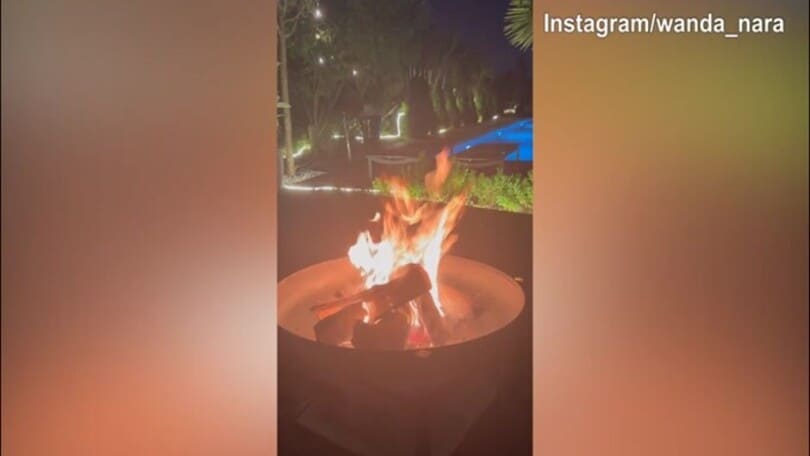 Fuoco acceso e foto...hot: ecco la domenica sera di Wanda Nara