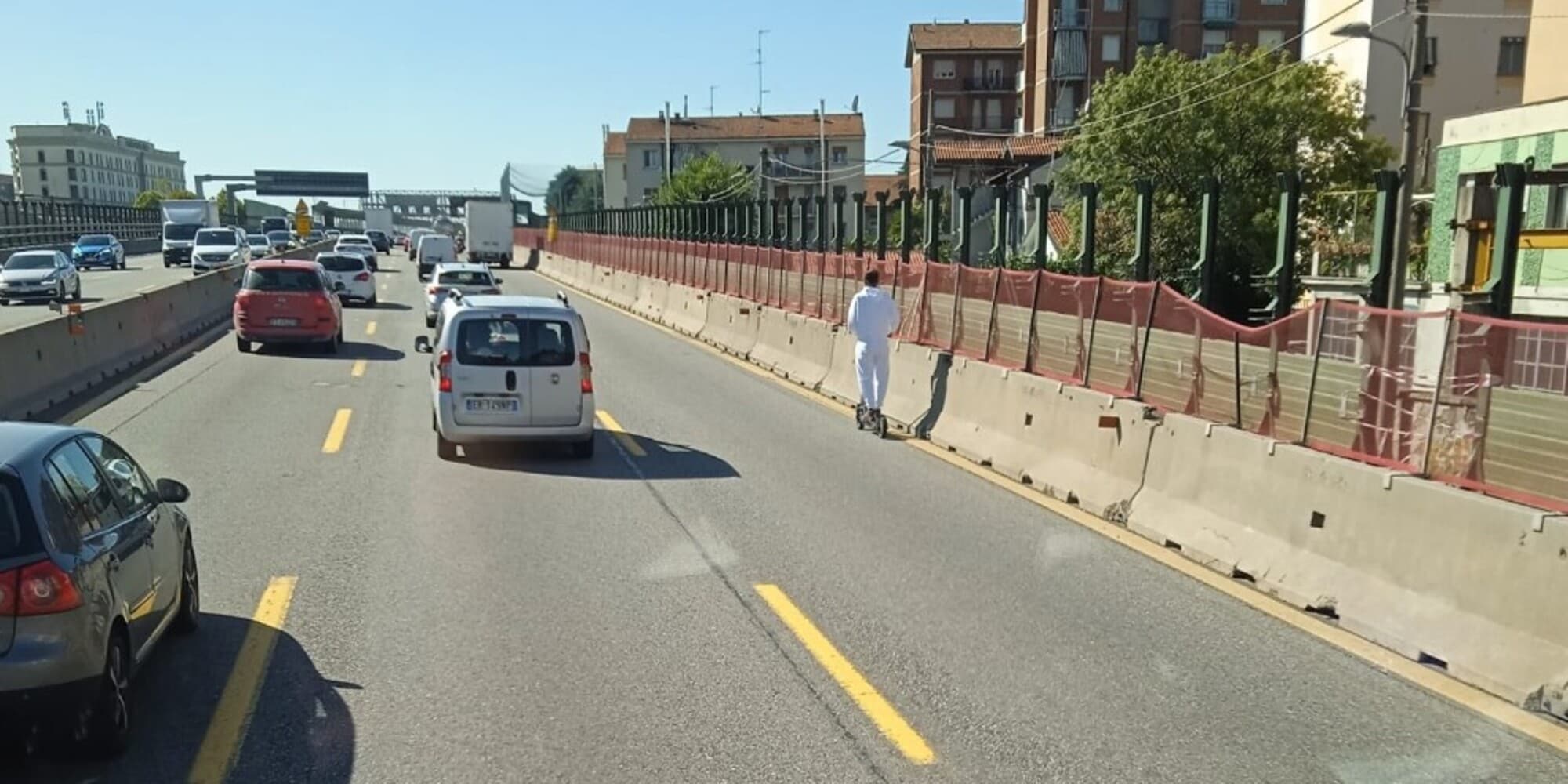 Folle gesto in autostrada: a 50 km/h col monopattino e le cuffie