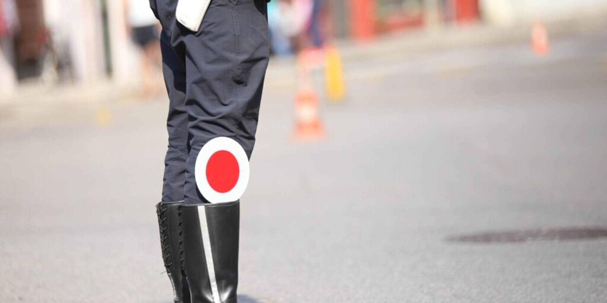 Sullo scooter senza patente e coi figli a bordo: maxi multa per una mamma