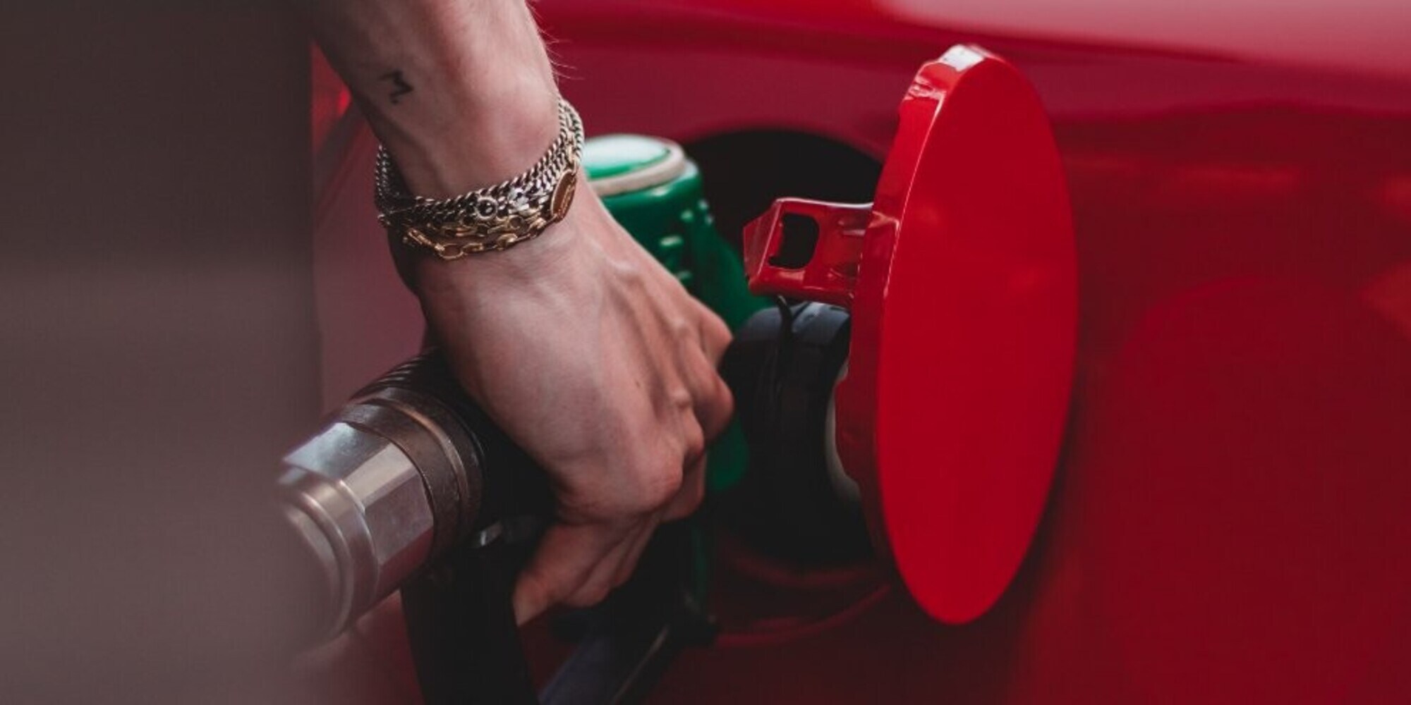 Carburanti, benzina in calo: al self service a 1,999 euro/litro