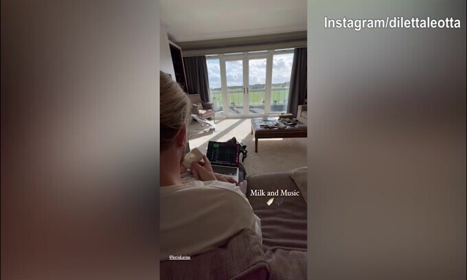 Karius versione papà: musica e...latte alla piccolina