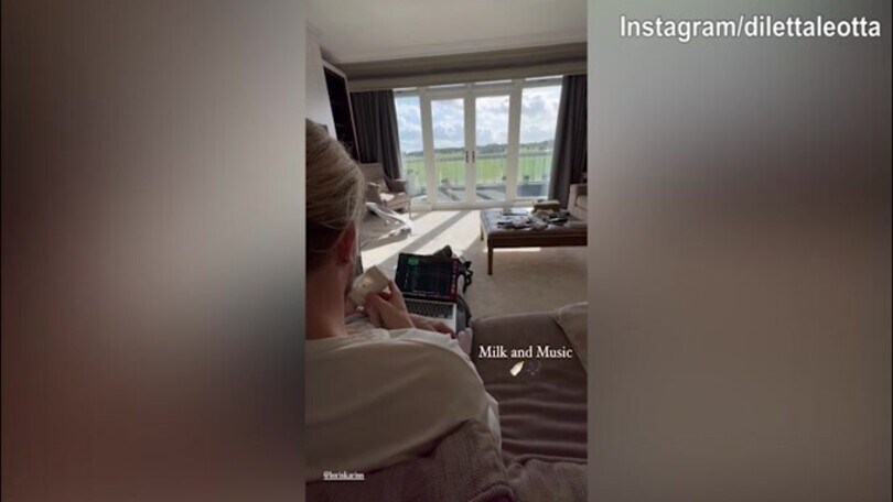 Karius versione papà: musica e...latte alla piccolina