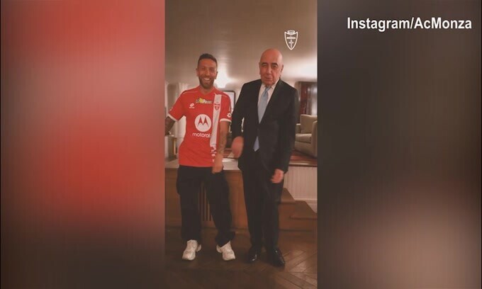 Galliani scatenato sulle note di "Baila como El Papu"