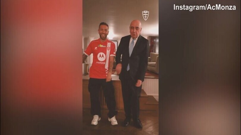 Galliani scatenato sulle note di "Baila como El Papu"