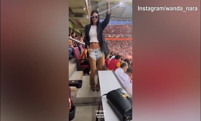 Galatasaray in campo, Wanda e Zaira Nara scatenate in tribuna