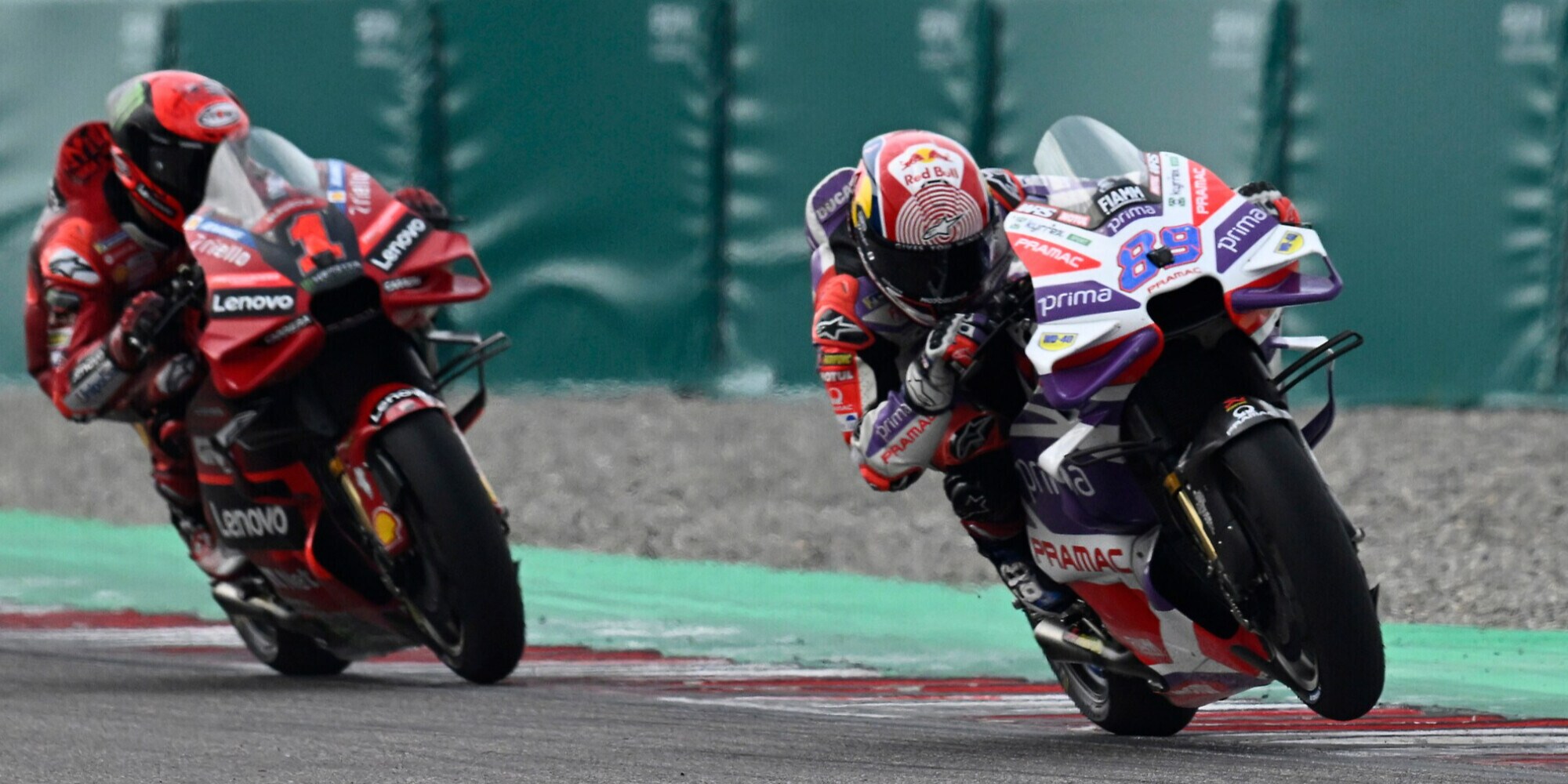 Martin beffa Bagnaia grazie alla pioggia: temporale in Giappone, la gara finisce prima