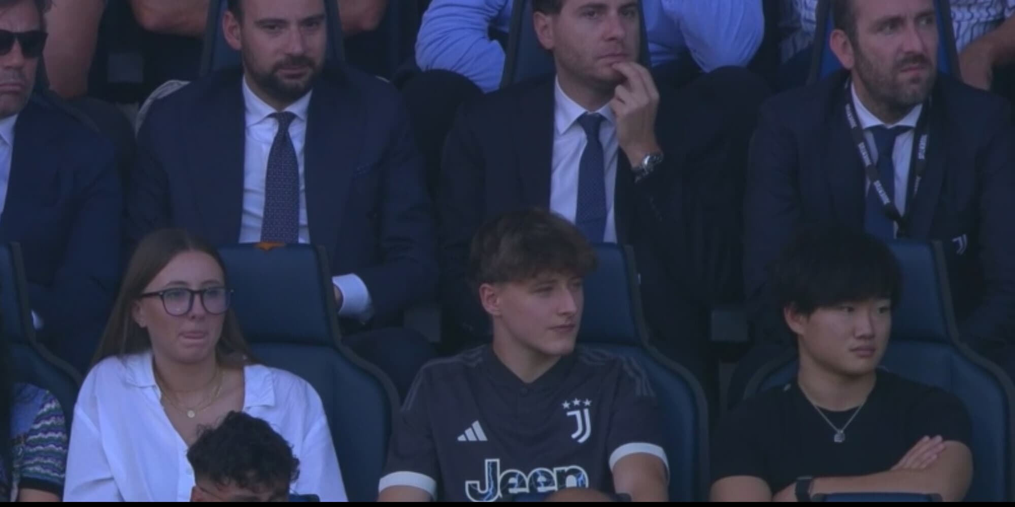Juve, un tifoso a sorpresa in tribuna a Bergamo: l'avete riconosciuto?