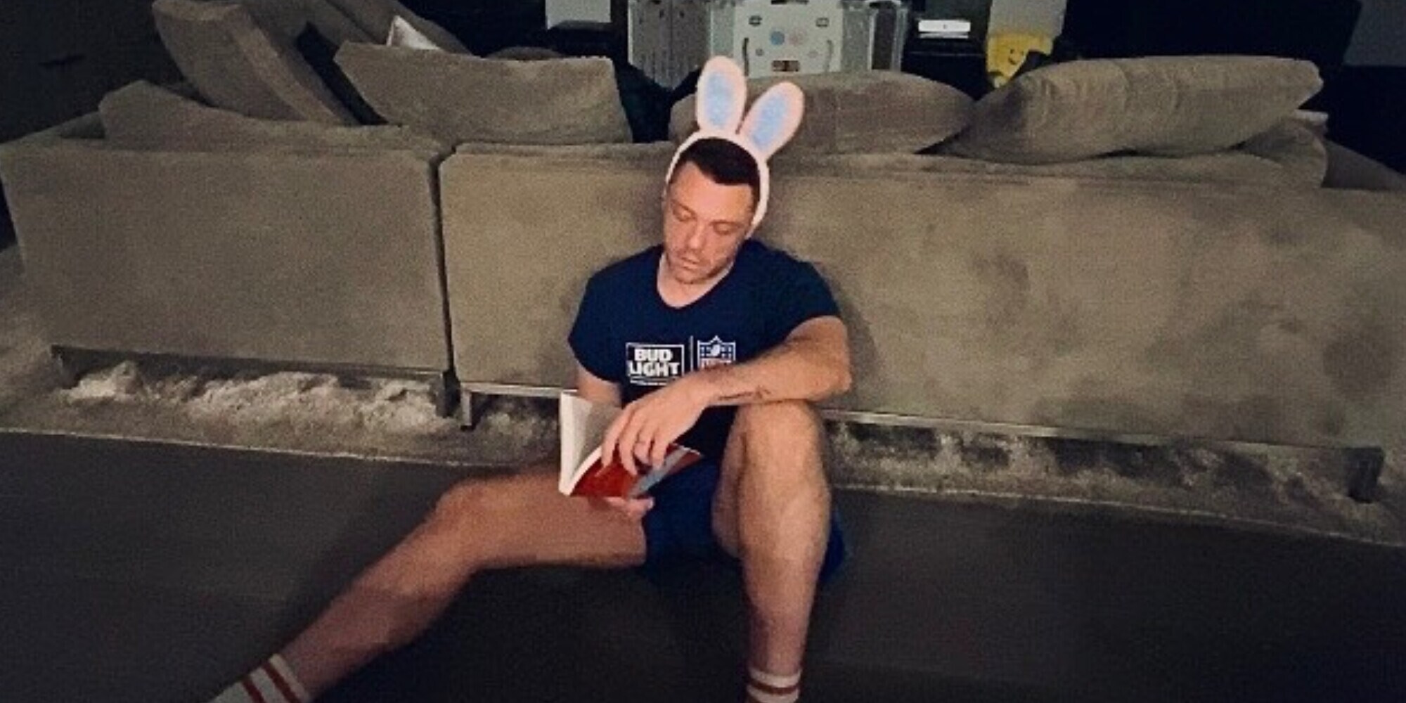 Tiziano Ferro, divorzio e foto con le orecchie da coniglio: sfogo social