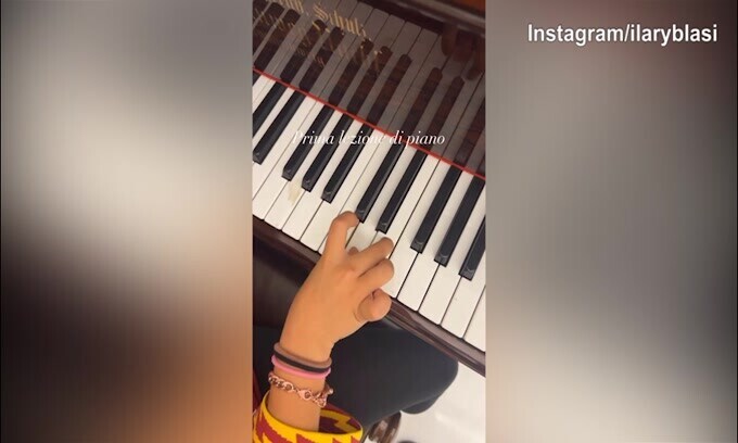 Lezione numero uno di piano per Isabel Totti