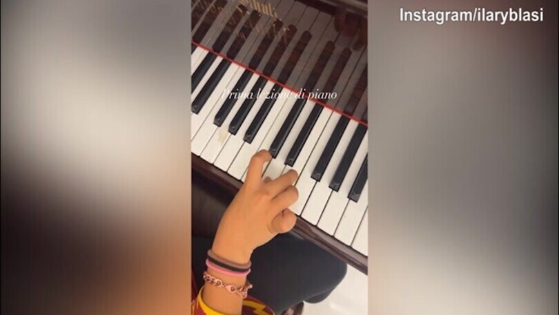 Lezione numero uno di piano per Isabel Totti