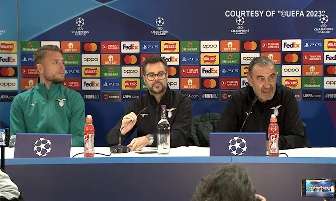 Sarri chiarisce: "Rispondo solo a 5 domande e me ne vado.."