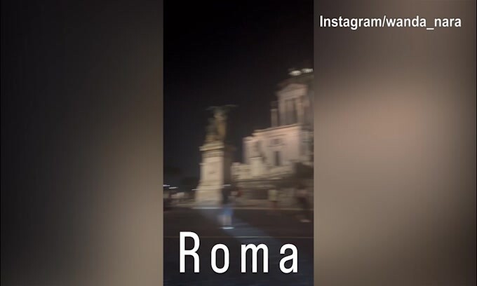 Wanda Nara esulta da Roma per il gol di Icardi al Manchester United