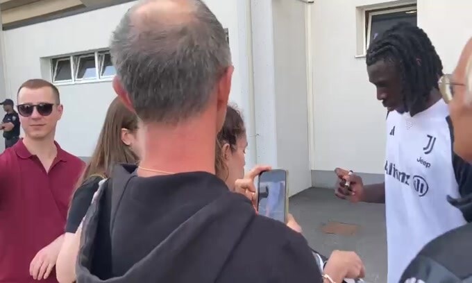 Juve, entusiasmo alla Continassa. Autografi e sorrisi da derby