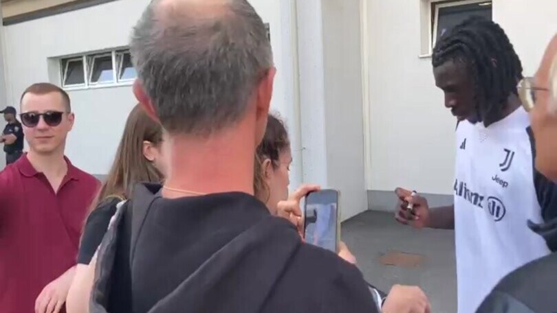 Juve, entusiasmo alla Continassa. Autografi e sorrisi da derby