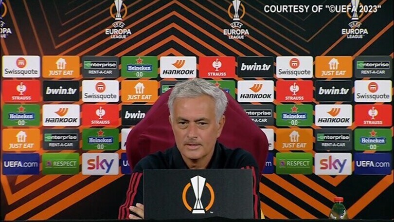 Mourinho: "Lasciatemi fare un po' lo scemo: Bove due anni fa giocava..."