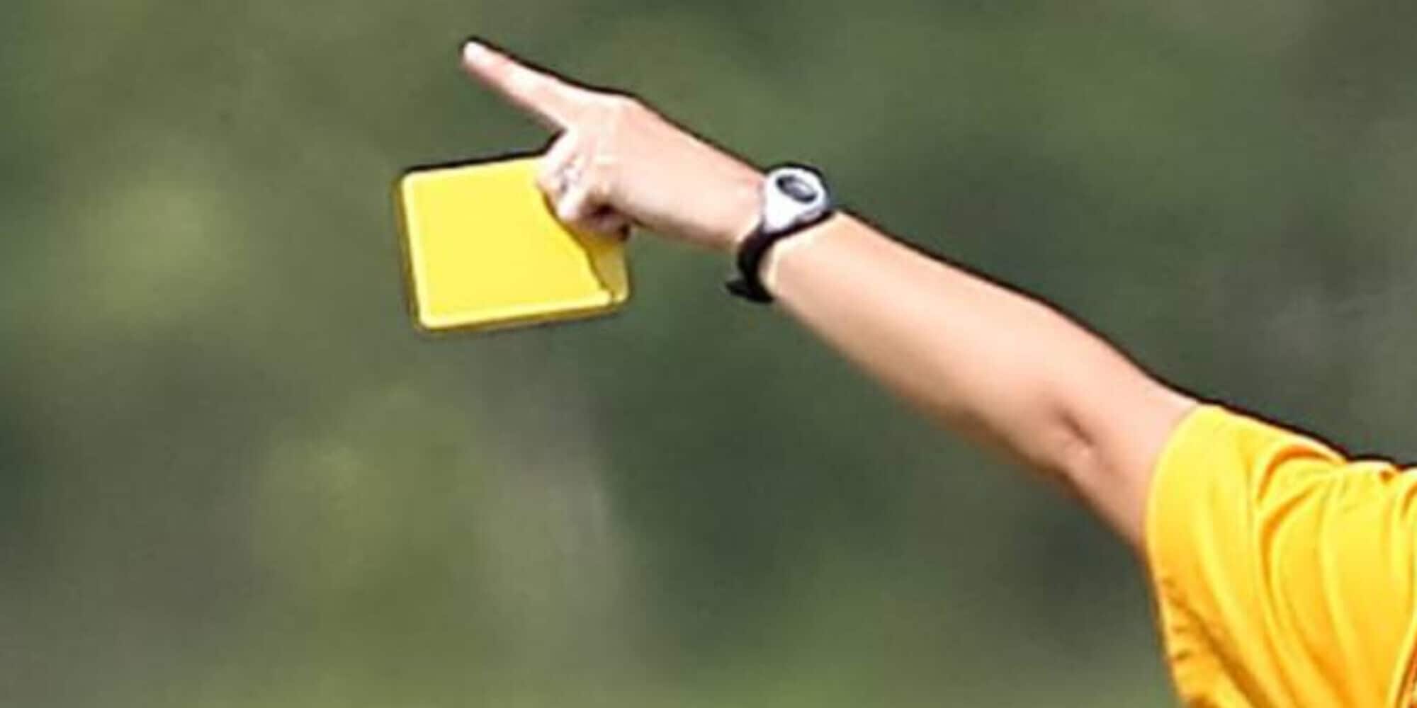 Botte, ingiurie e un megafono per insultare l'arbitro: nelle gare giovanili succede ancora di tutto