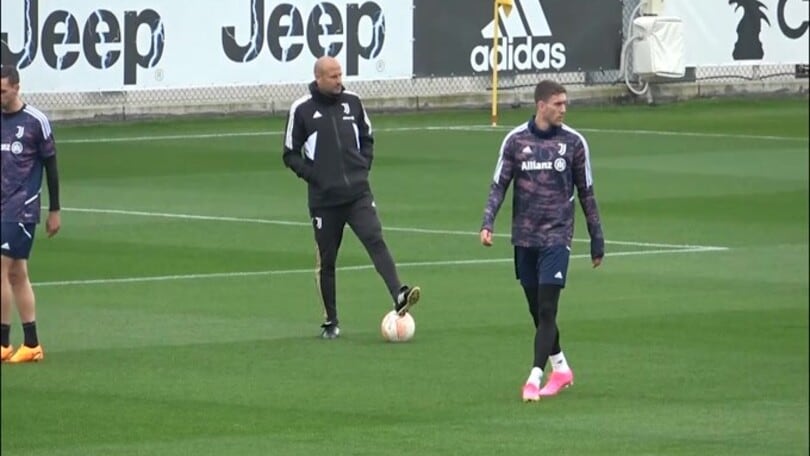 Ahi Juve: Chiesa si ferma in allenamento per un problema muscolare