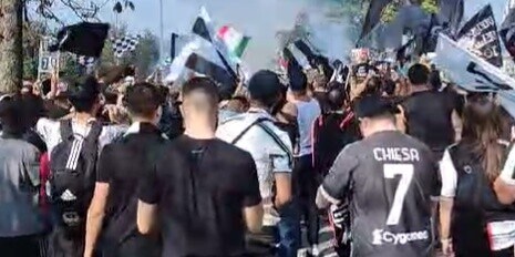 Gli ultrà Juve preparano il derby davanti al J-Hotel