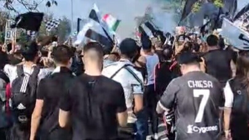 Gli ultrà Juve preparano il derby davanti al J-Hotel