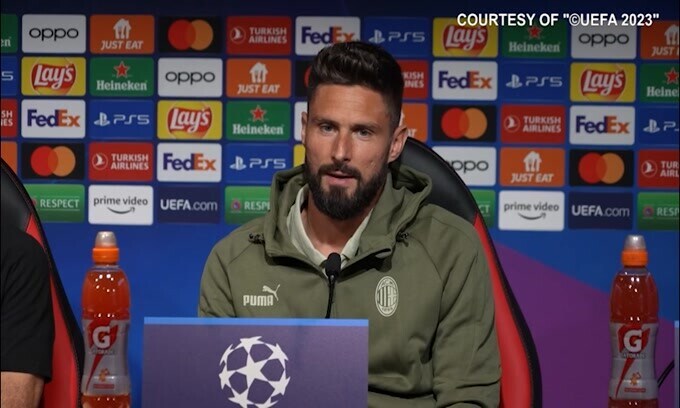 Il Milan "trasforma" Giroud in portiere sul suo sito