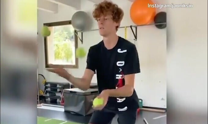 Tennis, Sinner si qualifica agli ottavi di finale a Shangai