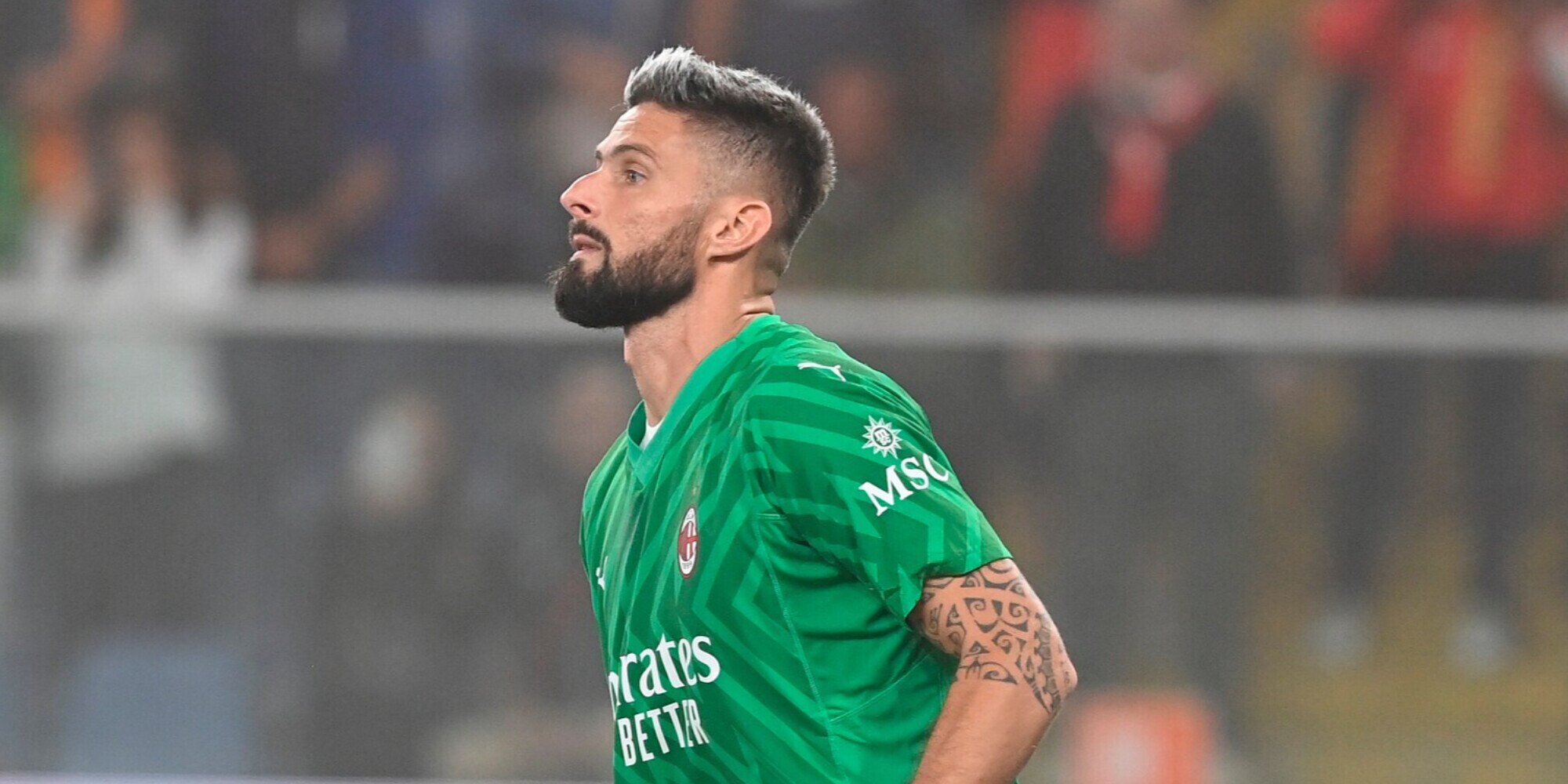 Giroud, attaccante-portiere: Il Milan mette in vendita la maglia verde