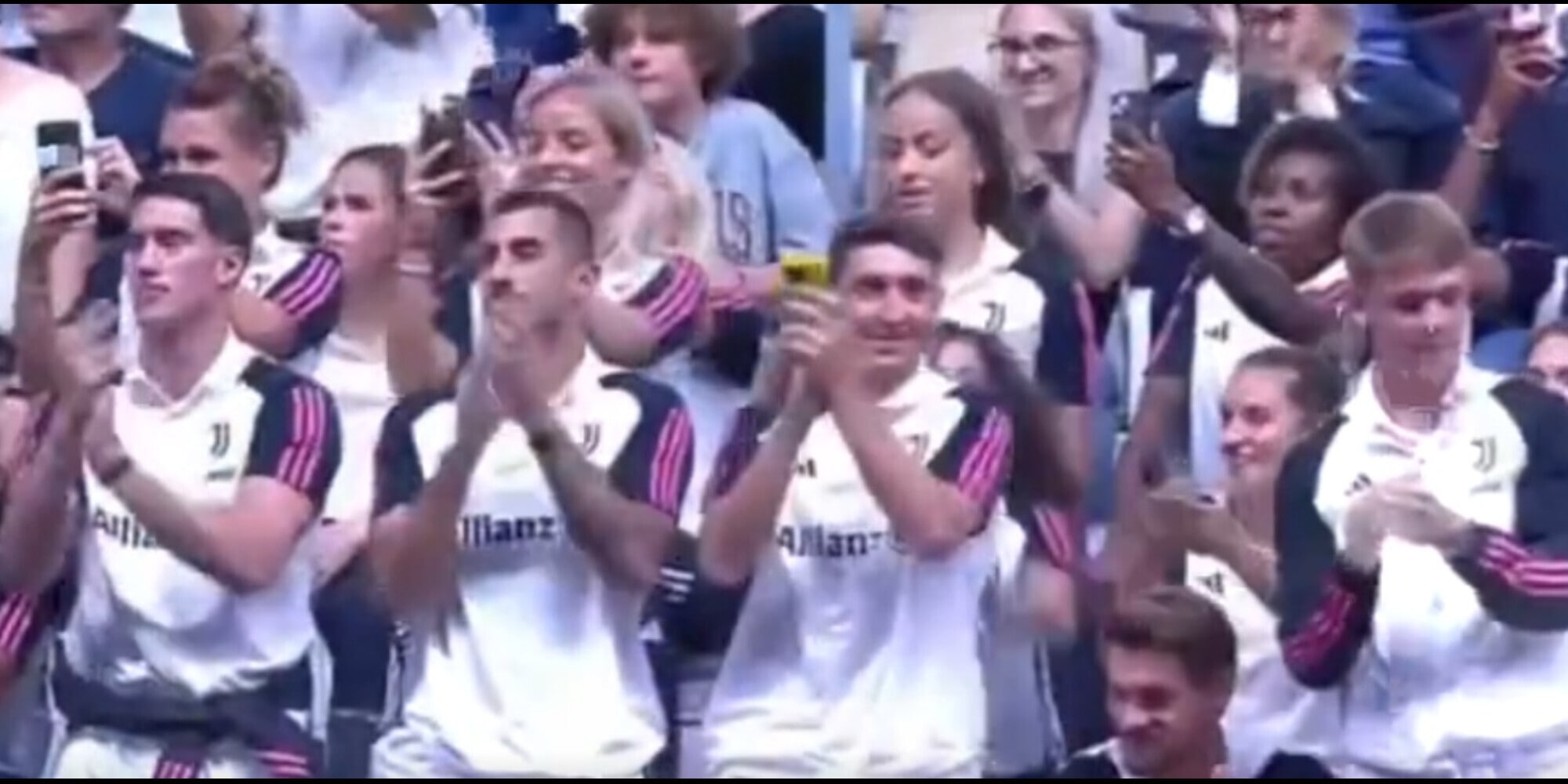Zidane entra, Vlahovic si alza in piedi: il tributo Juve alla leggenda