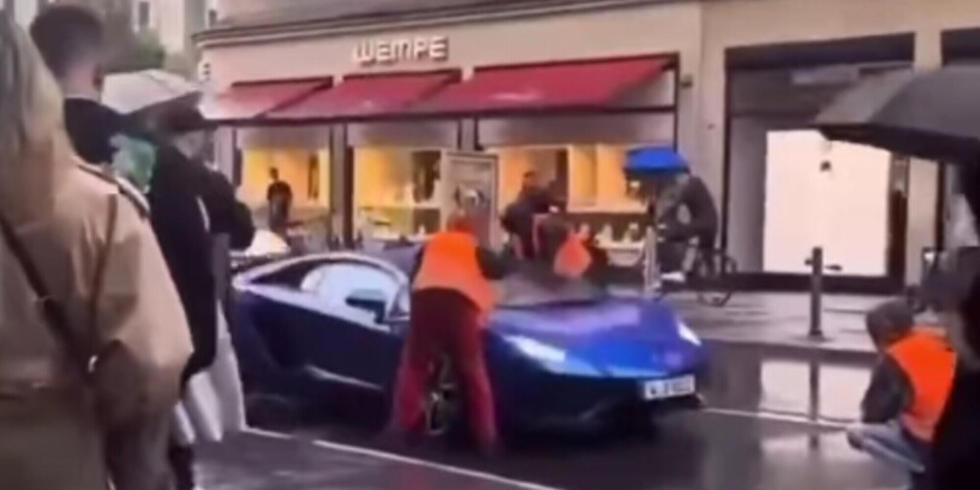 Ambientalisti imbrattano una Lamborghini di vernice: è bufera social