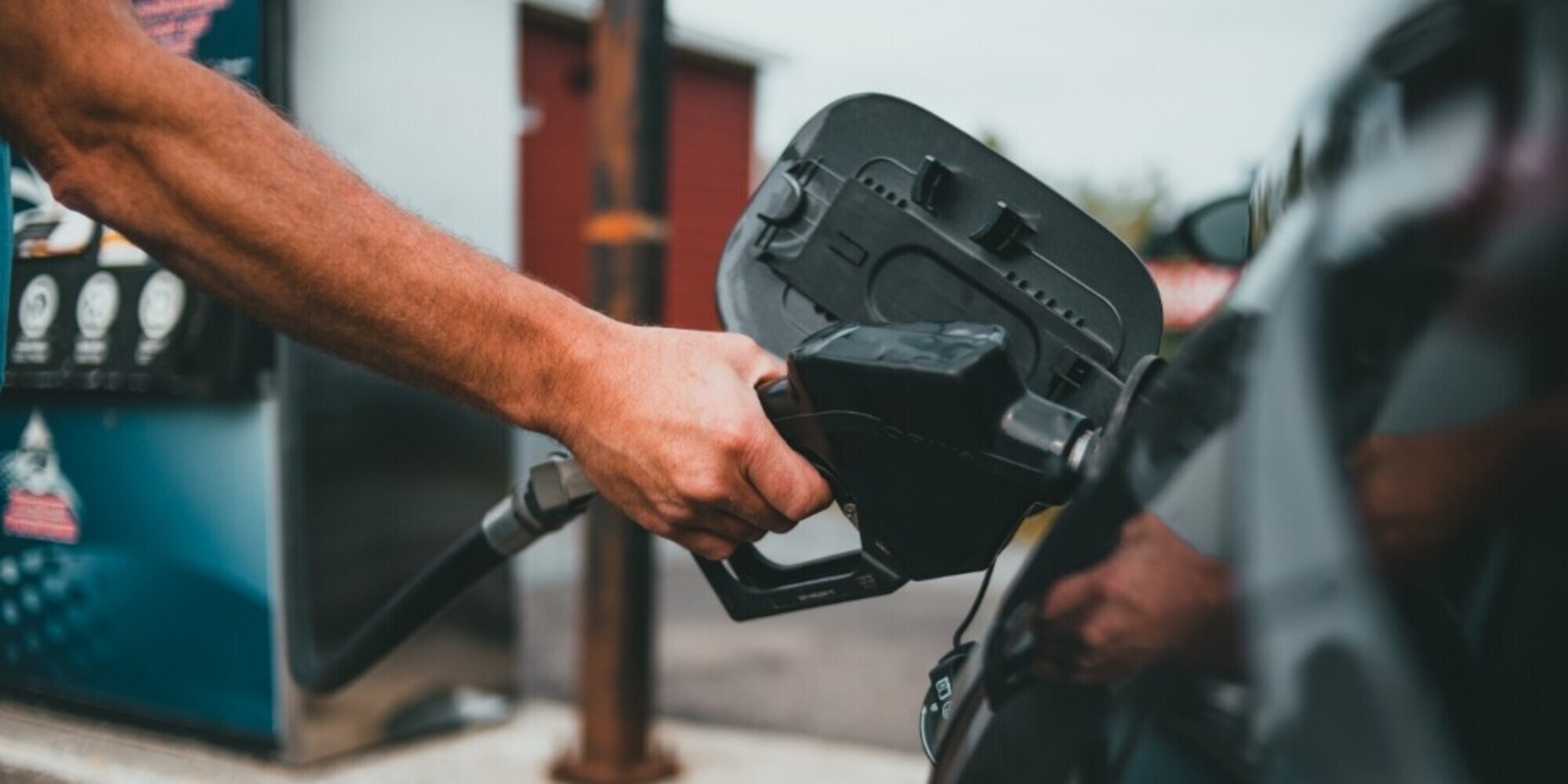 Caro carburanti, la situazione migliora: benzina e diesel scendono ancora