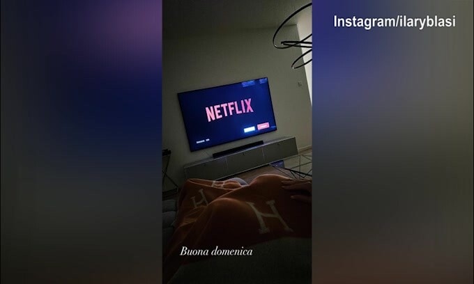 Ilary Blasi a Francoforte: relax totale tra caffè e divano