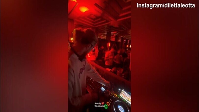 Festa a Monaco di Baviera, Karius dj fa ballare tutti