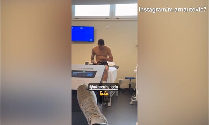Arnautovic chiama l'attenzione di Calha, ma lui non se ne accorge...