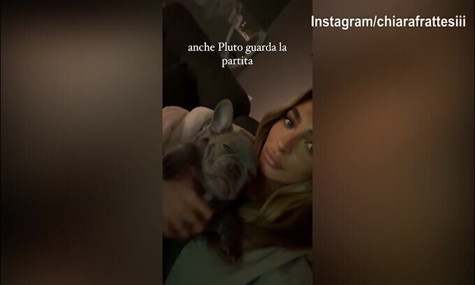 Inghilterra-Italia, Chiara Frattesi e...Pluto guardano la gara dalla tv