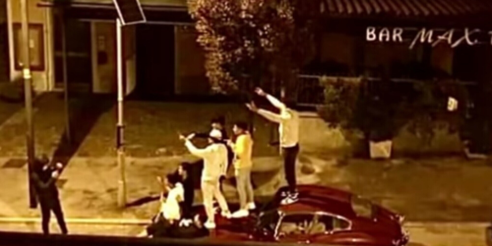 Ragazzi in piedi sulla Jaguar: nessun risarcimento per i danni causati