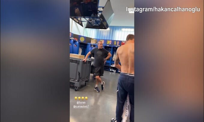 Calhanoglu e Arnautovic: risate di gruppo con Thuram