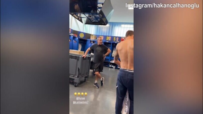 Calhanoglu e Arnautovic: risate di gruppo con Thuram