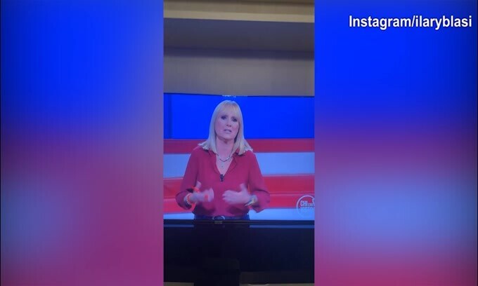 Ilary Blasi davanti alla tv guarda "Chi l'ha visto"