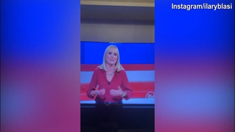 Ilary Blasi davanti alla tv guarda "Chi l'ha visto"