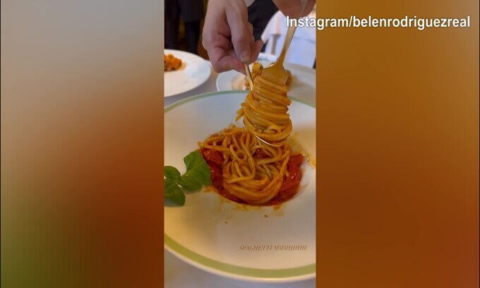 Spaghetti e sfottò al fidanzato: ecco la giornata di Belen