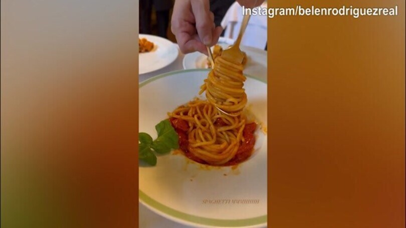 Spaghetti e sfottò al fidanzato: ecco la giornata di Belen