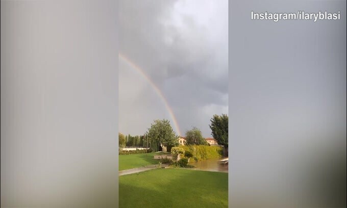 Ilary Blasi, splendido arcobaleno serale