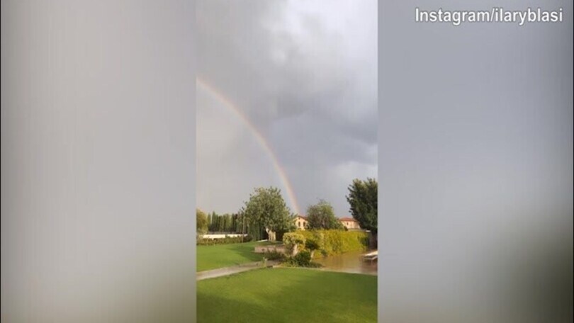 Ilary Blasi, splendido arcobaleno serale