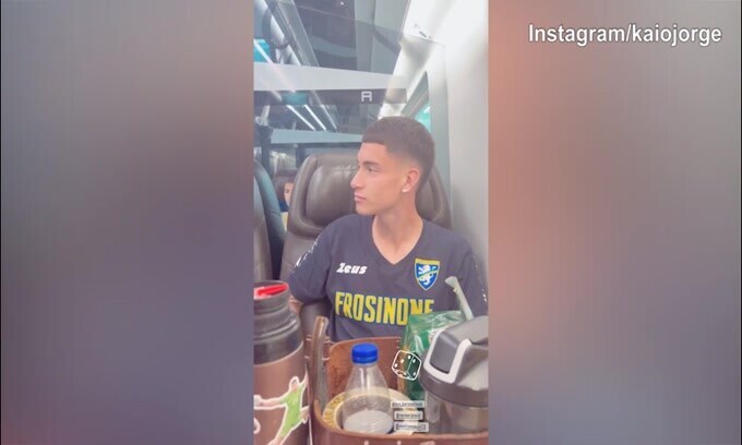 Il Frosinone verso Bologna: Kaio e Soulé che risate in treno!